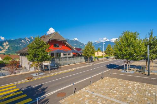 una calle vacía en un pueblo con un edificio en Le Manoir Vionnaz, en Vionnaz