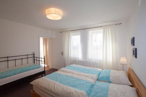 1 dormitorio con 2 camas y ventana en Haus Dreischläfer, en Dreschvitz