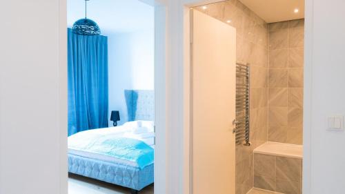 łazienka z prysznicem, łóżkiem i wanną w obiekcie Vienna Residence, Naschmarkt - Karlsplatz w Wiedniu