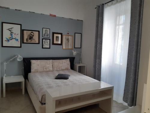 ein Schlafzimmer mit einem großen Bett und einem Fenster in der Unterkunft Nenna in Olbia