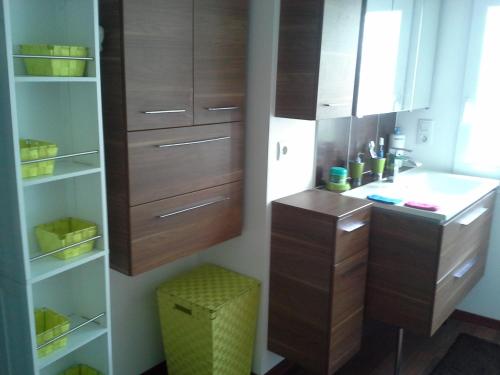 Una pequeña cocina con gabinetes de madera y un fregadero. en Rare à Granville! Appartement avec terrasse! Vue mer!, en Granville