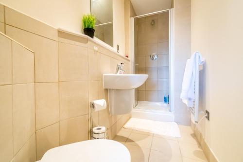 a bathroom with a toilet and a sink at Spacious City 2 Bed, 2 Bath, FREE PARKING & WiFi in Sheffield