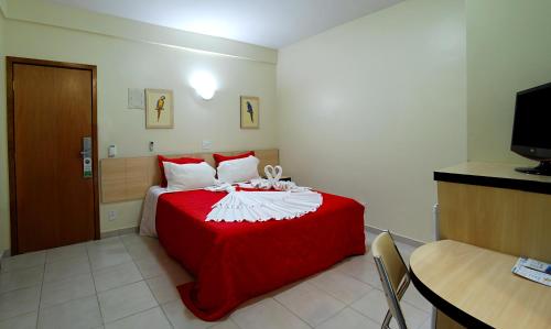 A bed or beds in a room at Acqua Bella Thermas Hotel