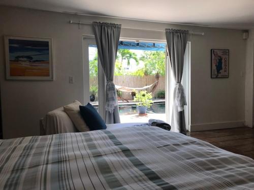 Un pat sau paturi într-o cameră la Little havana paradise