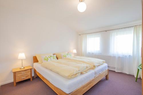 una camera da letto con un grande letto e una finestra di Haus Achtschläfer a Dreschvitz
