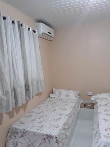 a bedroom with two beds and a window at Recanto Novo Horizonte in Recife