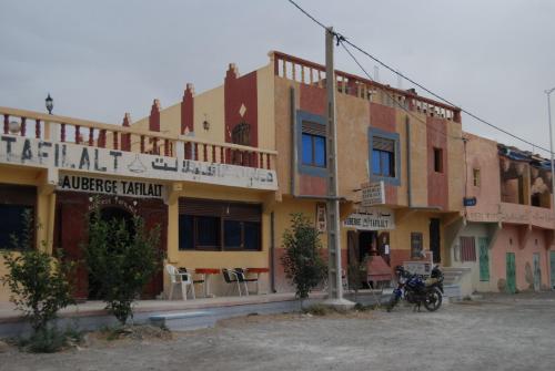 a building with a motorcycle parked in front of it at Auberge Tafilalt Bouzmou Bouzmou in Imilchil