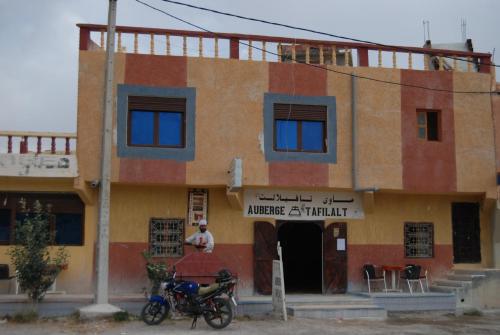 a building with two motorcycles parked outside of it at Auberge Tafilalt Bouzmou Bouzmou in Imilchil