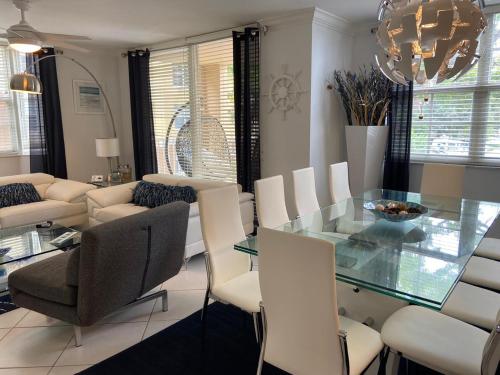 Posezení v ubytování The Nautical! Amazing 3Bed 2Bath Apartment at Aventura Yacht Club