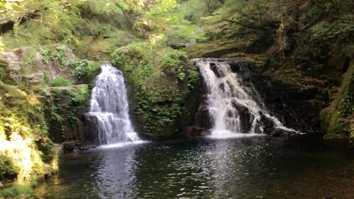 a waterfall in the middle of a pool of water at Yachiyo - モトオコノミヤキヤ - BBQ OK & Pet Friendly - Self Check-In Only in Uda