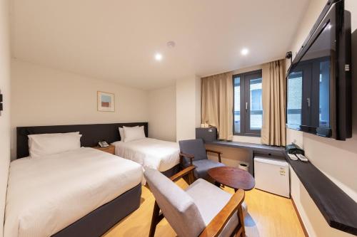 Televiisor ja/või meelelahutuskeskus majutusasutuses Hotel Firststay Myeongdong