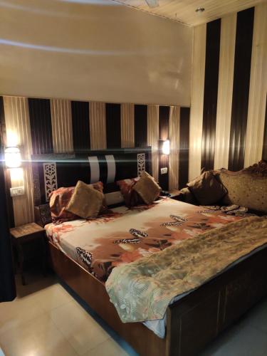 Ένα ή περισσότερα κρεβάτια σε δωμάτιο στο Hotel Golden Woods