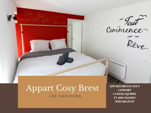 um quarto com uma cama com uma cabeceira vermelha em Appart Cosy Brest (les Capucins) em Brest