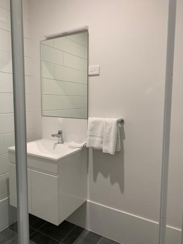 Kylpyhuone majoituspaikassa Mudgee Vineyard Motor Inn