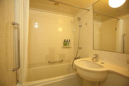 Bilik mandi di The Celecton Premier Kobe Sanda Hotel