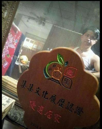 a man standing in front of a mirror with a apple at 集集藝術家背包客之家Jiji Art Backpackers Hostel in Jiji