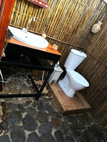 a bathroom with a sink and a toilet at Legend Desert camp in Fulayj al Mashāʼikh