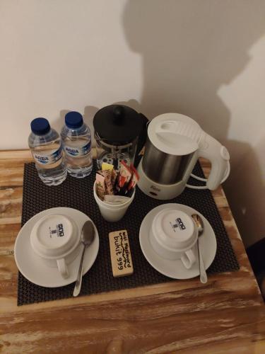 een dienblad met borden en keukengerei op een tafel bij KATON HILLS in Nusa Penida