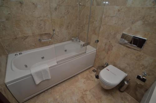 Bilik mandi di Motali Life Hotel