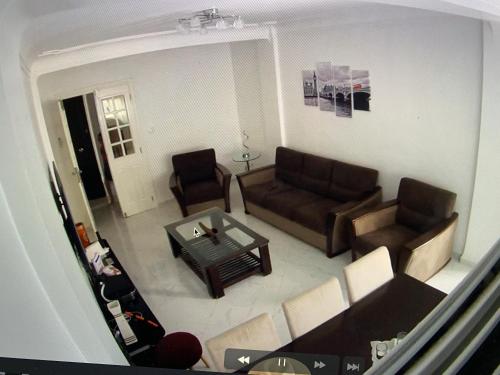 a living room with couches and a coffee table at Casa chicas Two bedroom Apartment in Birmandreis