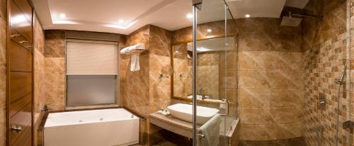 y baño con aseo, lavabo y ducha. en Hotel Inclover-A Peaceful Retreat, en Dharamshala