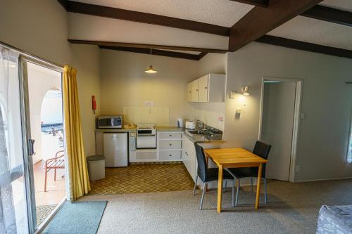 a kitchen with a table and chairs in a room at Casa Mexicana in Paeroa