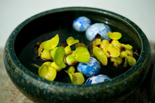 a green bowl filled with blue and yellow balls at Guesthouse Iwase in Toyama