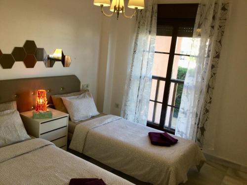 Säng eller sängar i ett rum på Hacienda del Sol Beachside and Golf Apt Marbella Puerto Banus
