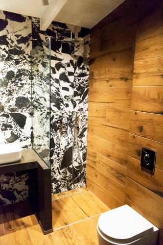 a bathroom with a toilet and a sink at 19.40 Luxury Guesthouse in Kalpákion