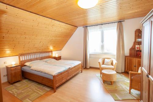 1 dormitorio con cama y techo de madera en Haus Siebenschläfer, en Dreschvitz