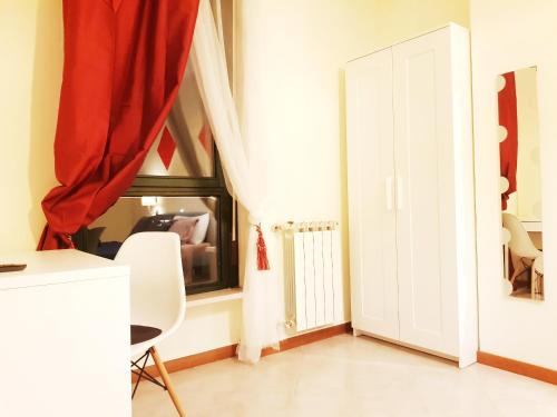 a room with a white chair and a window at Il Teatro in Avezzano