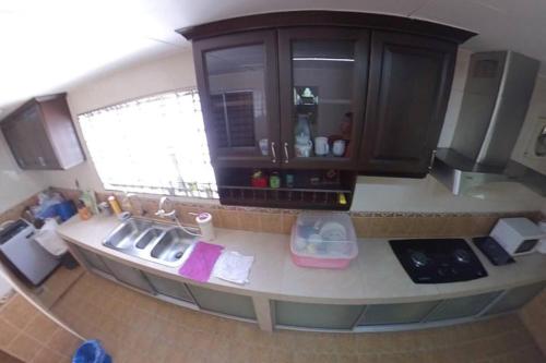 uma vista superior de uma cozinha com um lavatório em Selangor Klang Homestay em Klang