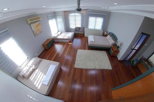 vistas panorámicas a una sala de estar con suelo de madera en Selangor Klang Homestay en Klang