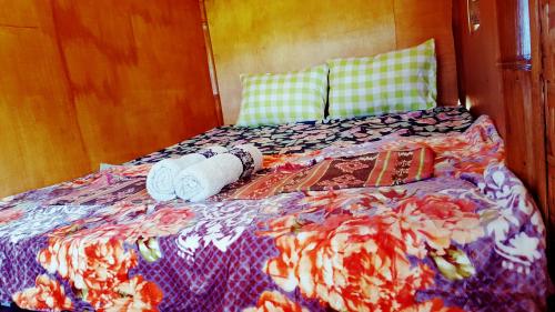 Letto o letti in una camera di Pondok Indah Bungalows Tetebatu