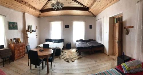 um quarto com uma cama e uma mesa em Erasti Guesthouse em Ushguli