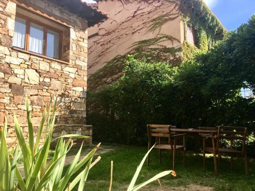 a table and bench in front of a building at El Hayuco de Montejo in Montejo de la Sierra