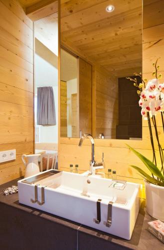 a bathroom with a white sink and a mirror at Glacier Hotel Grawand in Maso Corto
