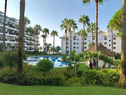 Bazén v ubytovaní MI CAPRICHO, Beachfront, Grownfloor, Private Garden & Terrace alebo v jeho blízkosti