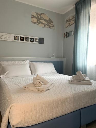 um quarto com uma cama com toalhas em Olivier House em Verona