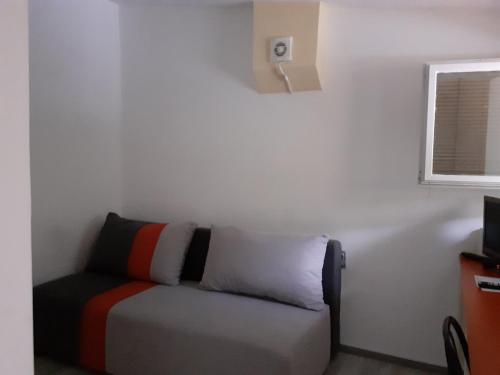 - un canapé installé dans une pièce à côté d'une fenêtre dans l'établissement Studio Krunska 6, à Belgrade