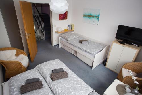 エッセンにあるSweet little Homeのベッド2台とテレビが備わる小さな客室です。