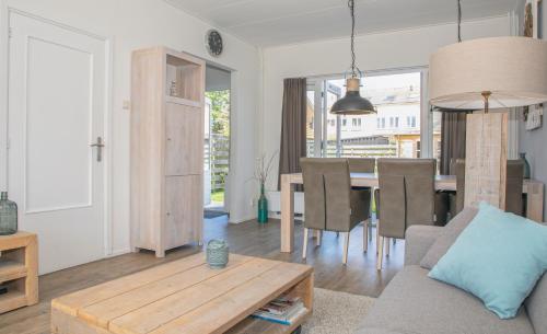een woonkamer met een bank en een tafel bij Bosruiter De Koog - Texel in De Koog