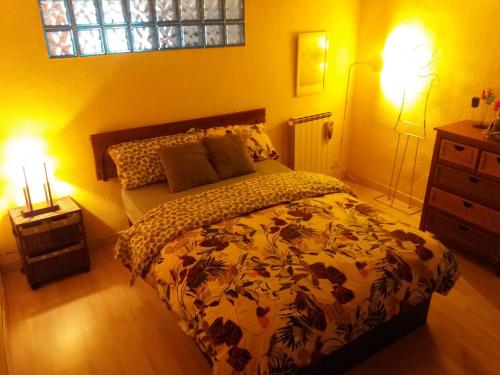 1 dormitorio con 1 cama, 2 lámparas y ventana en Kasa Karmen, en Fuenmayor