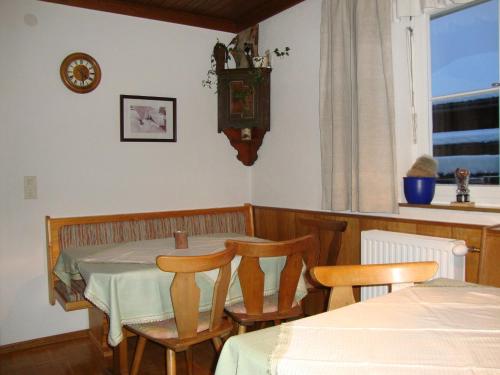 a dining room with a table and chairs and a window at Gästehaus Obererlacher in Obertilliach
