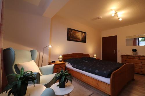 una camera da letto con un letto, un divano e una sedia di Ferienwohnung Nana a Braunlage