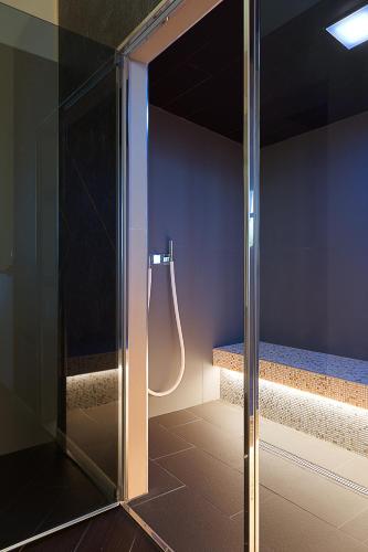 a shower with a glass door in a room at Country House Il Cascinale in Colonnella