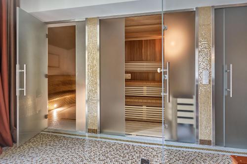 - un dressing en verre dans la salle de bains dans l'établissement Apartment Villa Dionysus, à Karlovy Vary