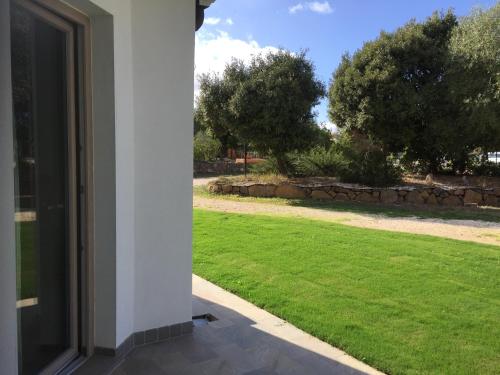 an open door of a house with a yard at Regia Hotel in Abbasanta