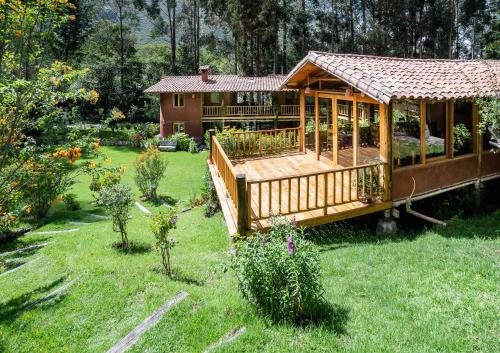 una pequeña casa con terraza en un patio en Sacred Dreams Lodge, en Urubamba