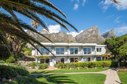 eine Außenansicht eines Hauses mit Bergen im Hintergrund in der Unterkunft Ocean View House in Kapstadt